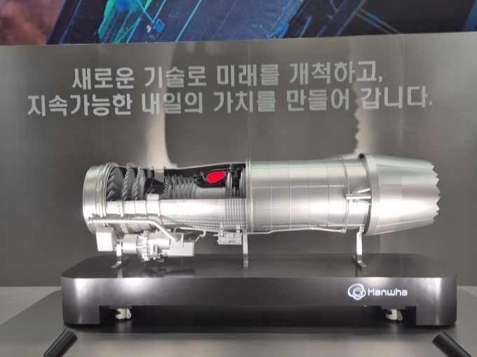 A model of an aircraft engine displayed at the joint booth of the Korea Institute of Materials Science and Hanwha Aerospace. It is a half-scale model of an aircraft engine for which Hanwha Aerospace is pursuing domestic R&D, and superalloys developed by KIMS are applied to its core components. By Lim Jeong-woo, jjwl@donga.com
