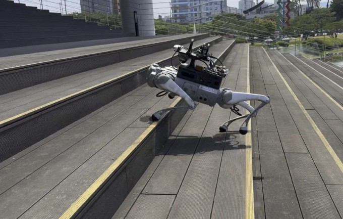 계단을 오르는 4족 보행 로봇