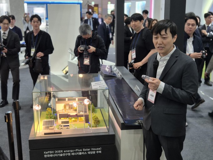 A model of the ′Energy Plus Solar House′ developed by the Korea Institute of Energy Research. A single house has various types of solar cells, including crystalline silicon and Copper Indium Gallium Selenide (CIGS) thin-film, applied for different purposes. Shin Dong-hyeop, a researcher at the Korea Institute of Energy Research, explains the model. By Lim Jeong-woo, jjwl@donga.com