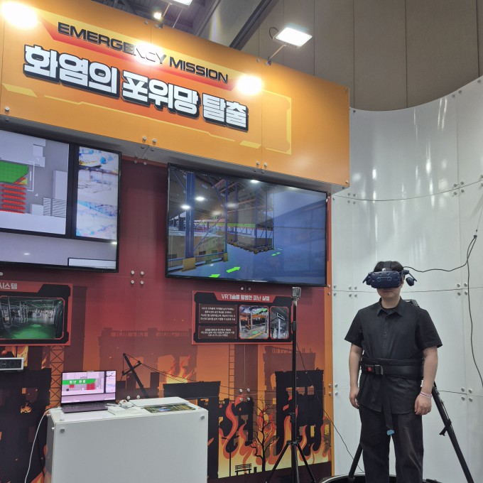A visitor tries the virtual reality (VR) fire escape experience at the Korea Institute of Civil Engineering and Building Technology booth.