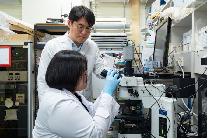 Professor Myunghwan Yoon (right) of GIST's School of Materials Science and Engineering and Dr. Dayeong Lee conducting an experiment on next-generation catalysts for hydrogen production. Courtesy of GIST.