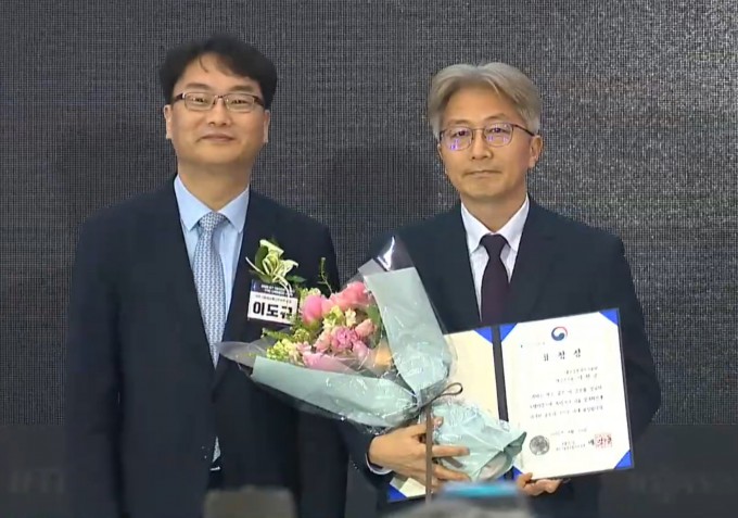 Related Photo 2. DGIST Principal Researcher Lee Hyun-joon (right) receiving the MSIT Minister's Award at WIS 2026. Courtesy of DGIST