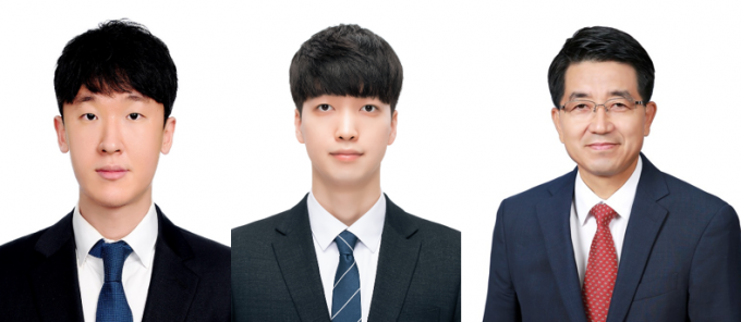 From left: integrated M.S.-Ph.D. candidate Yoo Seung-Woo, integrated M.S.-Ph.D. candidate Moon Joon-Seok, and Director Hyeon Taek-Hwan. Courtesy of IBS.