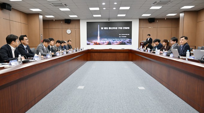 우주항공청은 20일 경남 사천 우주항공청사에서 국내 기업의 글로벌 달 탐사 시장 진출을 지원하기 위한 ′달 궤도 통신위성 기업 간담회′를 개최했다. 우주항공청 제공