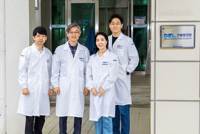 Team leaders Lee Yoon-ho (from left), Heo Jeong-nyeong, Kim Ki-young, and Kim Hyun-jin. Provided by KRICT.