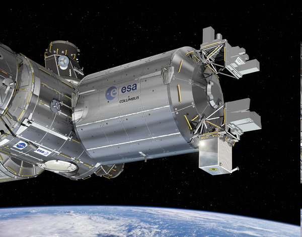 유럽우주국(ESA)의 첨단 시간 측정 시설인 우주 원자시계 앙상블(ACES)이 국제우주정거장(ISS) 콜럼버스 모듈 외부에 부착된 모습을 나타낸 이미지. ESA 제공