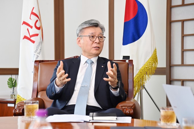 Oh Sang-rok, President of the Korea Institute of Science and Technology (KIST), speaks at KIST’s main campus in Seongbuk-gu, Seoul, on the 19th, stressing the need to shift away from a paper- and patent-centered R&D structure and to connect research achievements to industry and markets. Provided by KIST 