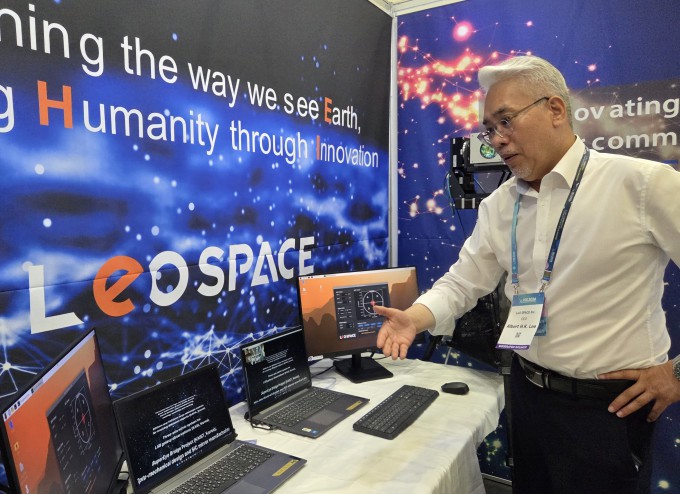 Lee Hyung-kwon, CEO of Korean space startup LeOSPACE, demonstrates a laser optical communication device at the 'International Space Symposium (ISS) 2026' held in Daejeon on the 16th. Photo by Byung-gu Lee 2bottle9@donga.com