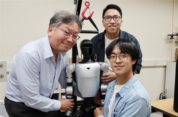 From left, Prof. Chang Dong Yoo of KAIST's School of Electrical Engineering, PhD candidate Lu Mintong (first author), and master's student Hwanhee Kim (second author). Credit: KAIST