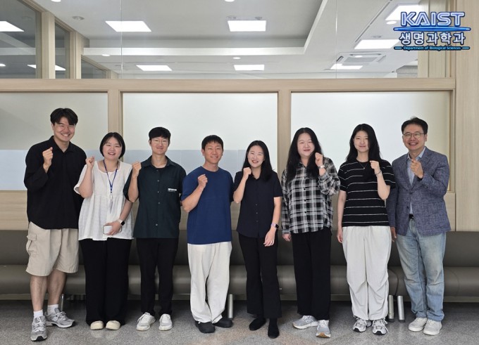From left: PhD candidate Wonhyeong Park, Dr. Chaewon Kim, Dr. In Kang, Dr. Byunghoon Kang, Dr. Yumin Kim, PhD candidate Sanghee Park, integrated MS-PhD student Seohyun Lim, and Professor Heungkyu Lee. Provided by KAIST
