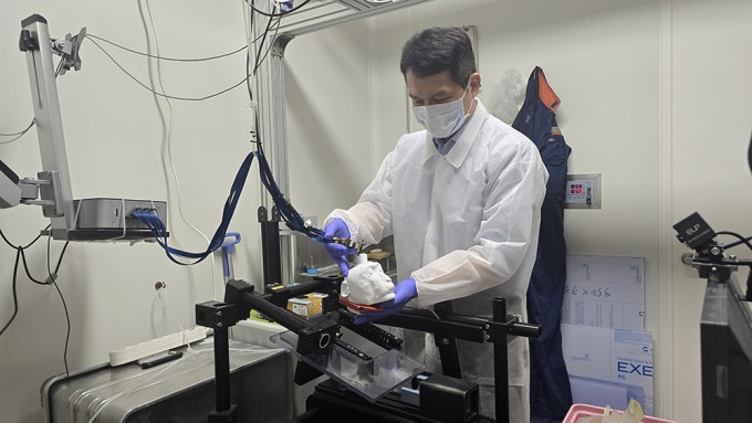Son Jung-woo, founding president of the Korea BCI Society, inspects BCI equipment for non-human primate experiments at the N Center on the Natural Sciences Campus of Sungkyunkwan University on the 14th. Reporter Moon Se-young