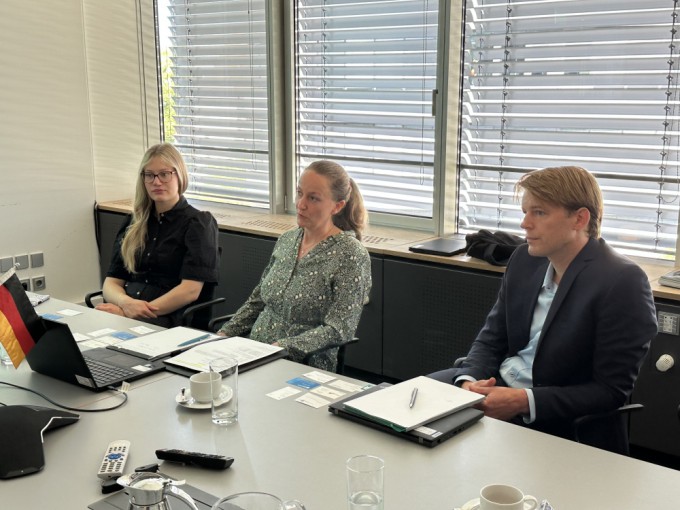 Marianne Hofmann (Mitte), Leiterin für Asien in der Zentrale der Fraunhofer-Gesellschaft in Deutschland, erläutert am 13. (Ortszeit) in der Zentrale in München den Ansatz von Fraunhofer zur Technologiekommerzialisierung. Gemeinsames Berichtsteam der Koreanischen Vereinigung der Wissenschaftsjournalisten.