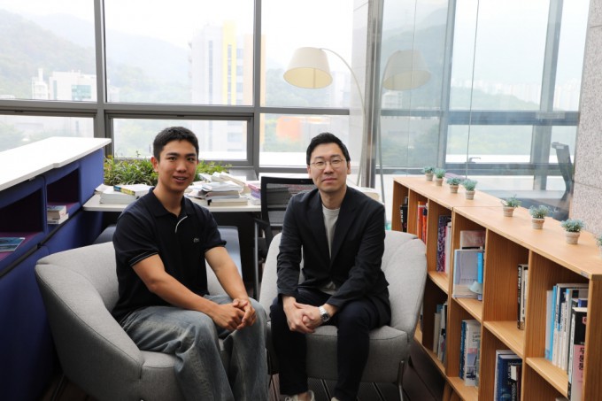 From left, Lim Hyeong-tae, integrated master’s and PhD program student in Electrical Engineering and Computer Science at Daegu Gyeongbuk Institute of Science and Technology (DGIST), and Professor Kwon Hyuk-jun. Provided by DGIST