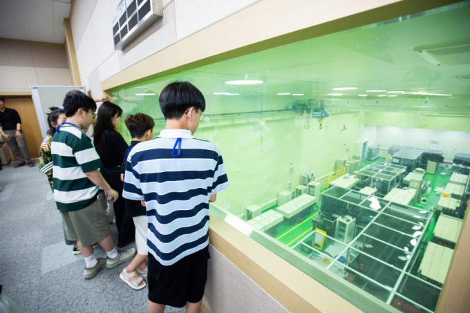 Child reporters tour the High-Power Laser Research Building. Provided by Studio51