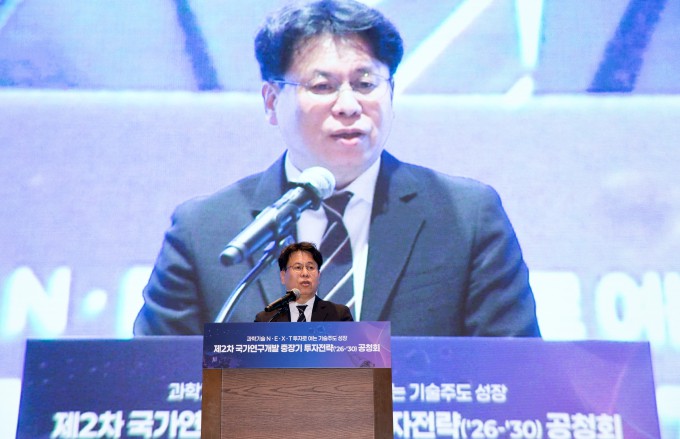 Park In-kyu, head of the Office of Science, Technology and Innovation at the Ministry of Science and ICT, delivers opening remarks at the ‘Second National R&D Mid- to Long-Term Investment Strategy Hearing’ held on the afternoon of the 2nd at EL Tower in Seocho-gu, Seoul. Provided by the Ministry of Science and ICT