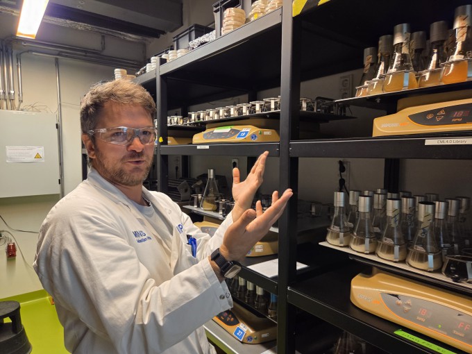 Am 15. Juli (Ortszeit) stellt der Postdoktorand Sebastian Wallesch am Helmholtz-Institut für Pharmazeutische Forschung des Saarlandes (HIPS) in Saarbrücken den mikrobiellen Kulturraum vor. Saarbrücken (Deutschland) = Gemeinsames Berichterstattungsteam der Koreanischen Vereinigung der Wissenschaftsjournalisten