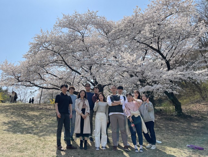 Group photo of Professor Noh Seong-hoon’s laboratory at the School of Biological Sciences, Seoul National University. Provided by the Ministry of Science and ICT