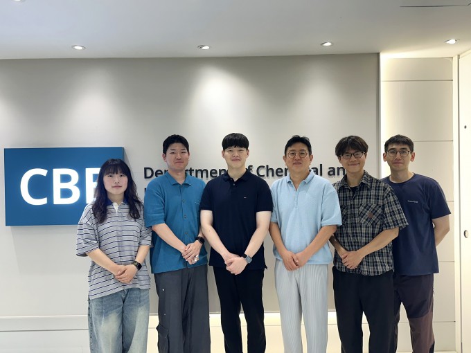 From left: KAIST PhD candidate Lee Ga-yeon, integrated MS-PhD student Jang Min-kyu, integrated MS-PhD student Kim Chang-hwan, Professor Seo Joon-gi, integrated MS-PhD student Heo Nam-uk, and postdoctoral researcher Wenxuan Zhu. Provided by KAIST