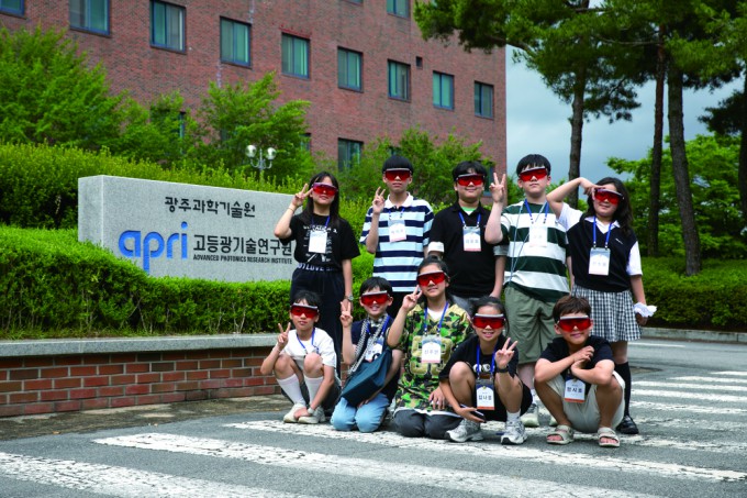 The Children's Space Reporters learned about laser communication at the GIST Advanced Photonics Research Institute. Provided by Studio51