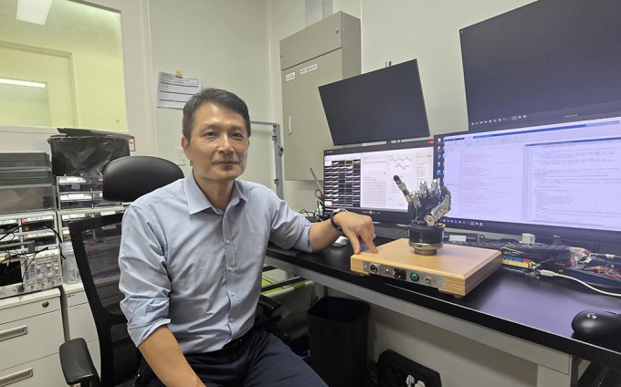 Son Jung-woo, founding president of the Korea BCI Society, is interviewed by Dong-A Science at the N Center on the Natural Sciences Campus of Sungkyunkwan University on the 14th. Reporter Moon Se-young