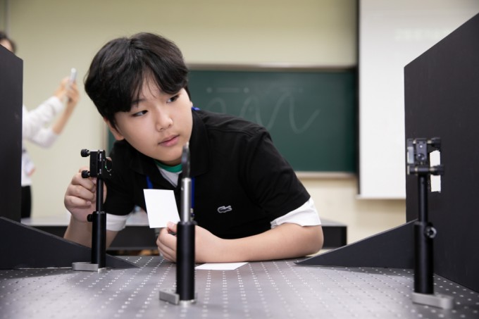 Child reporter Kim Yunho adjusts a laser beam. Provided by Studio51
