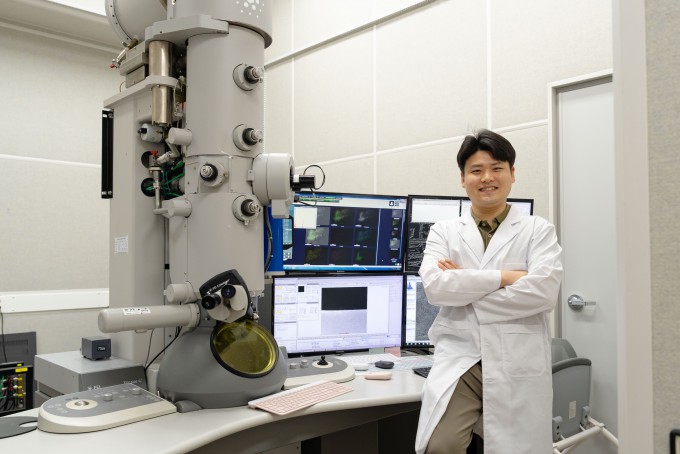 Postdoctoral researcher Cho Yong-ryun of the Advanced Analysis Center at the GIST Central Research Facilities standing in front of a transmission electron microscope (TEM). Courtesy of GIST