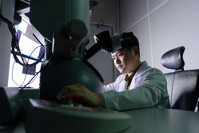 Researcher Cho analyzes and observes the microstructure of a sample using a transmission electron microscope. Courtesy of GIST