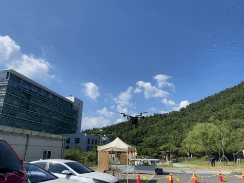 경남 사천 지역에서 드론이 도킹스테이션으로 착륙하고 있다.<BR> 우주항공청 제공