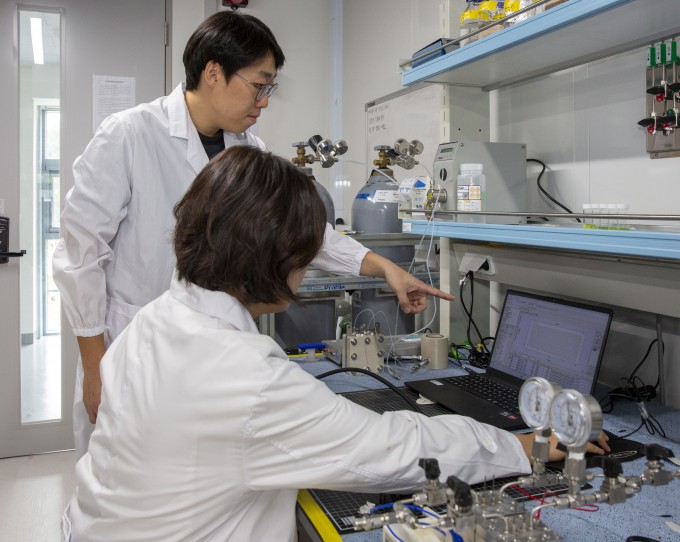 Researchers are testing the performance of the technology they developed. Provided by the Korea Institute of Energy Research